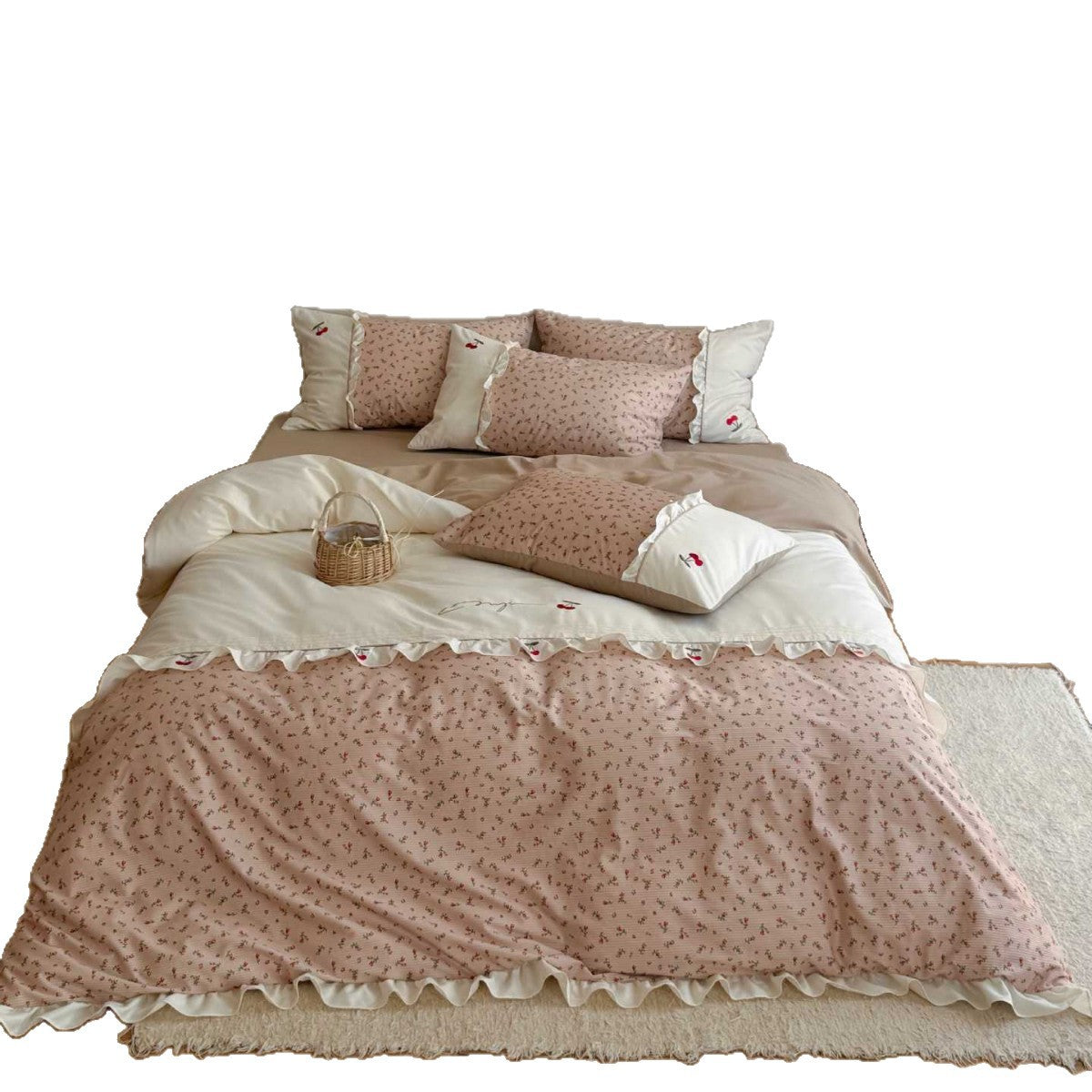 Bettgarnitur im Cottage-Stil mit Kirschen‑Stickerei, Volant und Micro‑Print