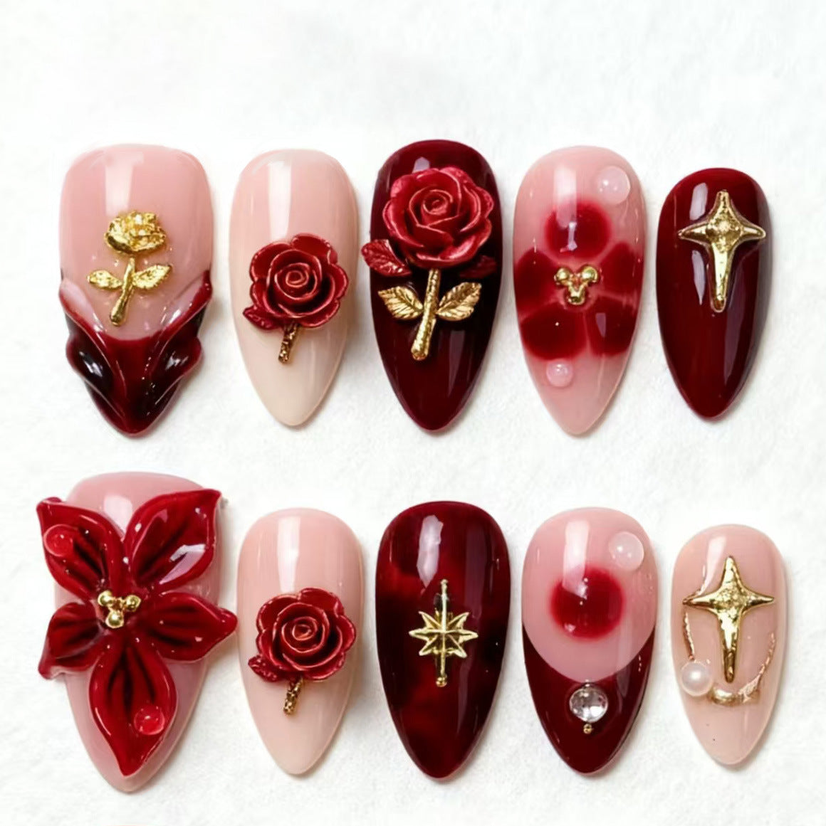 Kunstnagelset mit eleganten Blumenapplikationen und glamourösen Akzenten Brehn