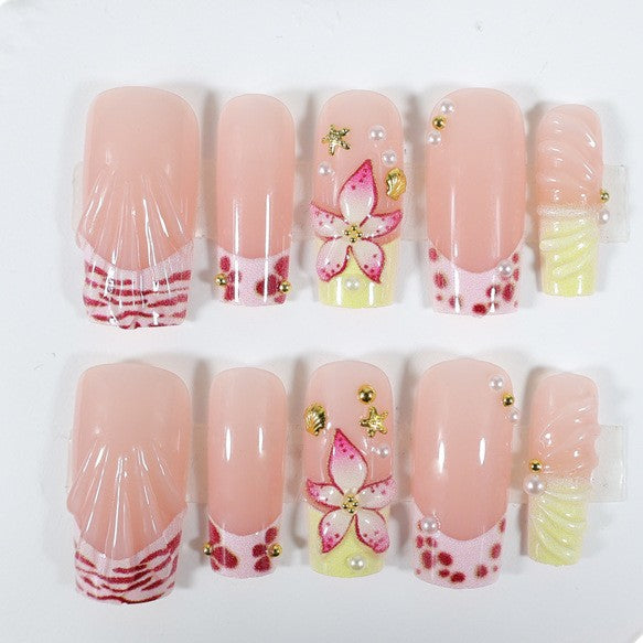 Kunstnagelset mit floralen Akzenten und Glitzerverzierungen Brehn