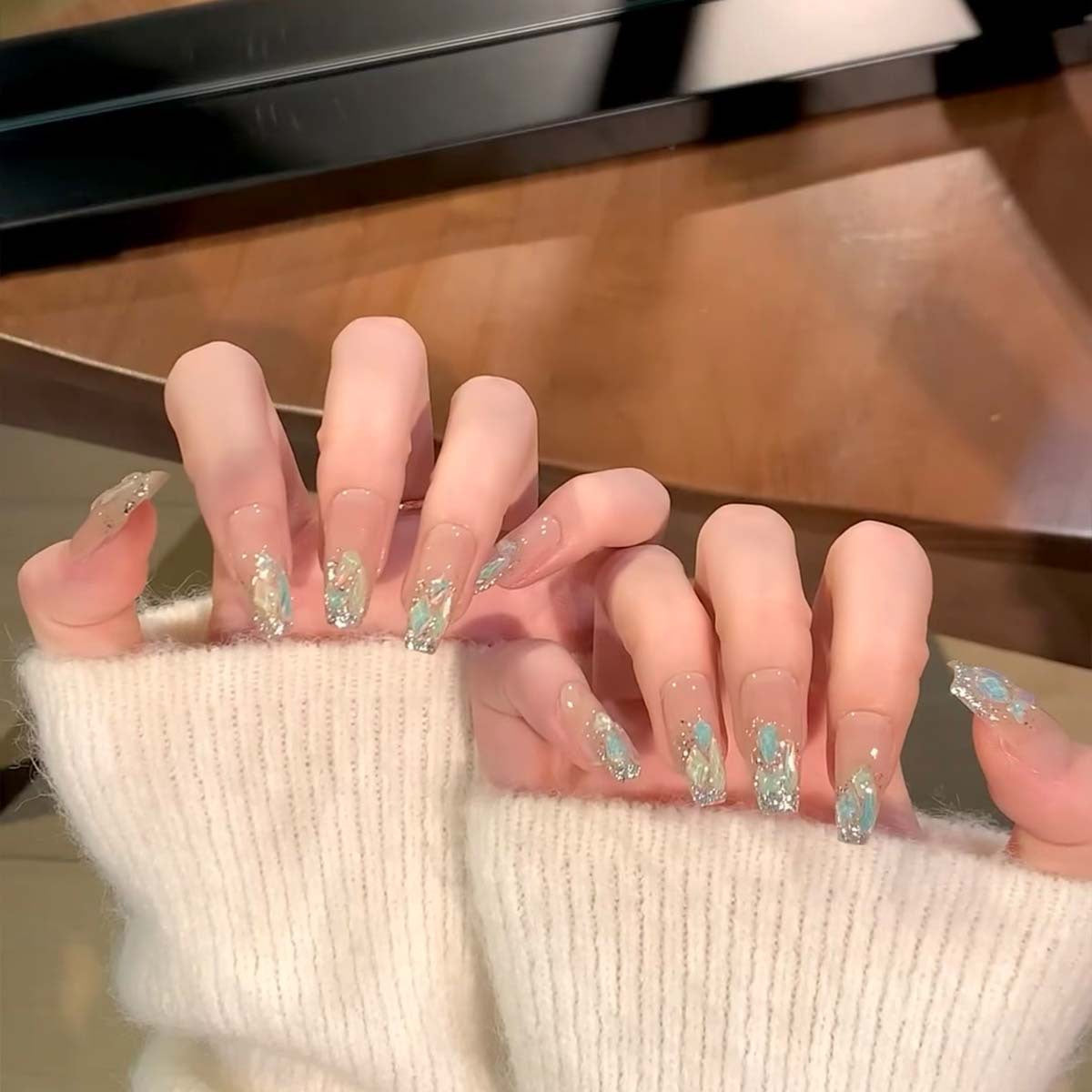 Glamouröse Nagelspitzen mit Glitzer-Akzenten Brehn