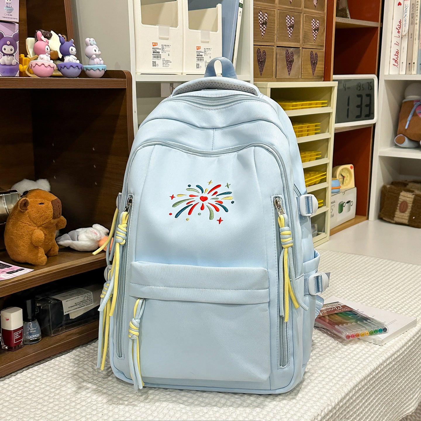 Rucksack mit Bunten Verzierungen und Innovativen Fächern Brehn