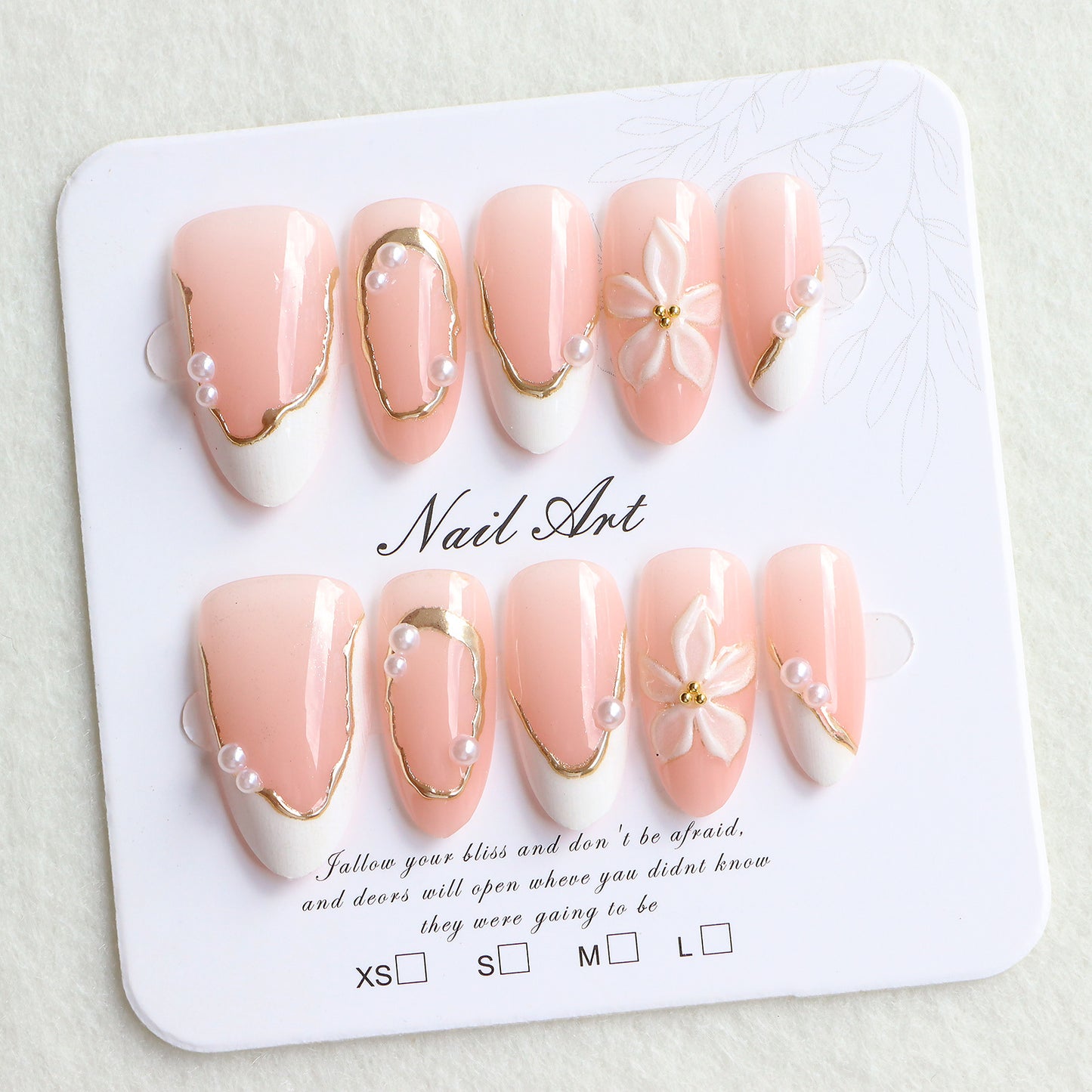 Elegantes Press-On-Nagelkunst-Set mit floralen Akzenten Brehn