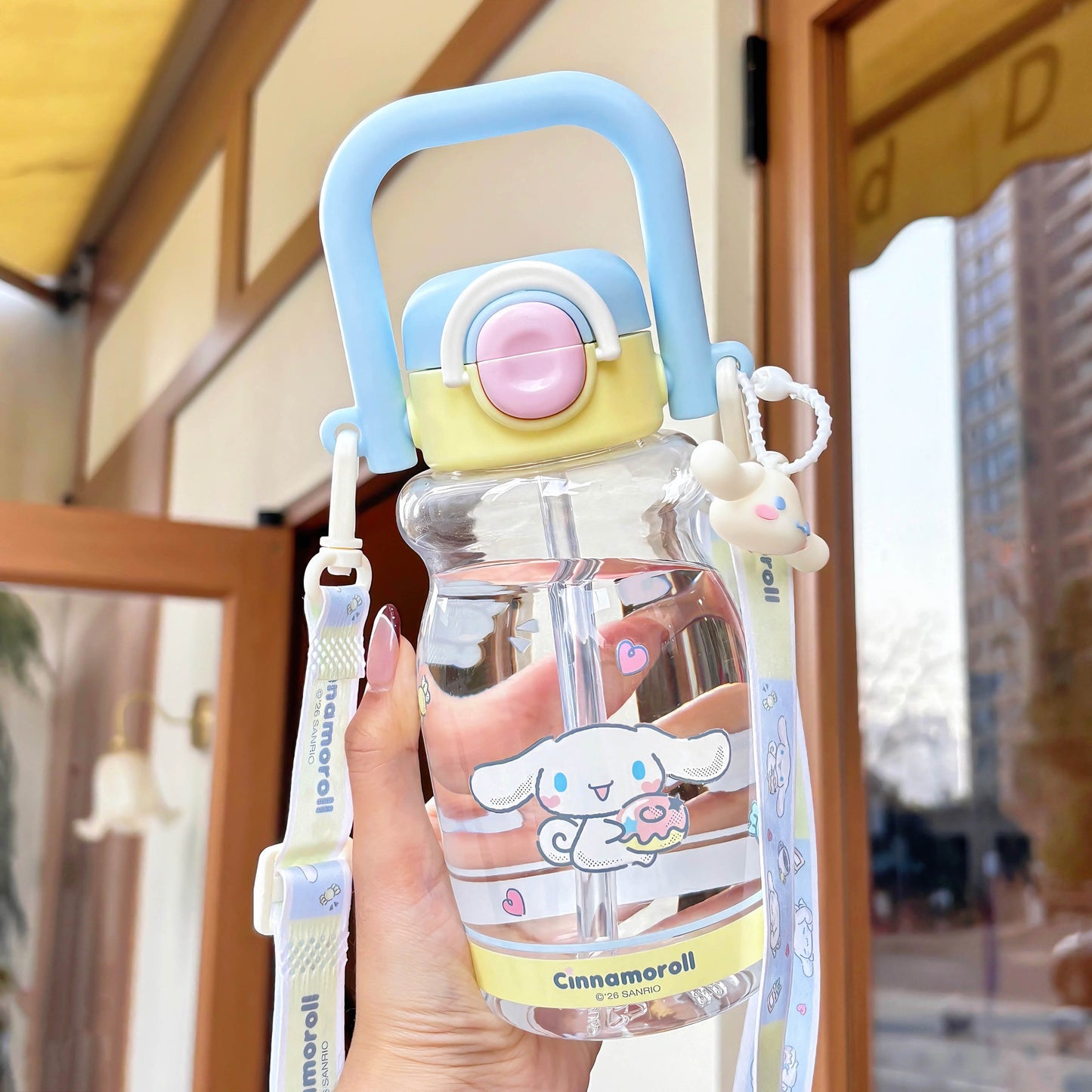 Damen Trinkflasche mit hochwertigem Silikon-Tragegriff und verspieltem Charakterdesign Brehn