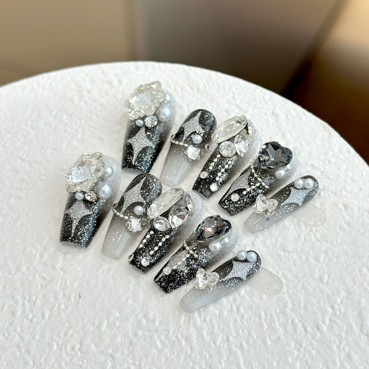 Künstlerisches glitzerndes Press-On-Nagelset