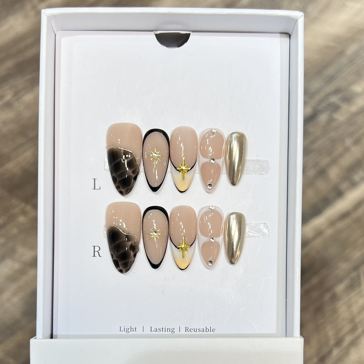 Wiederverwendbares Stiletto-Nagelkunst-Set mit Stern- und Goldakzenten Brehn