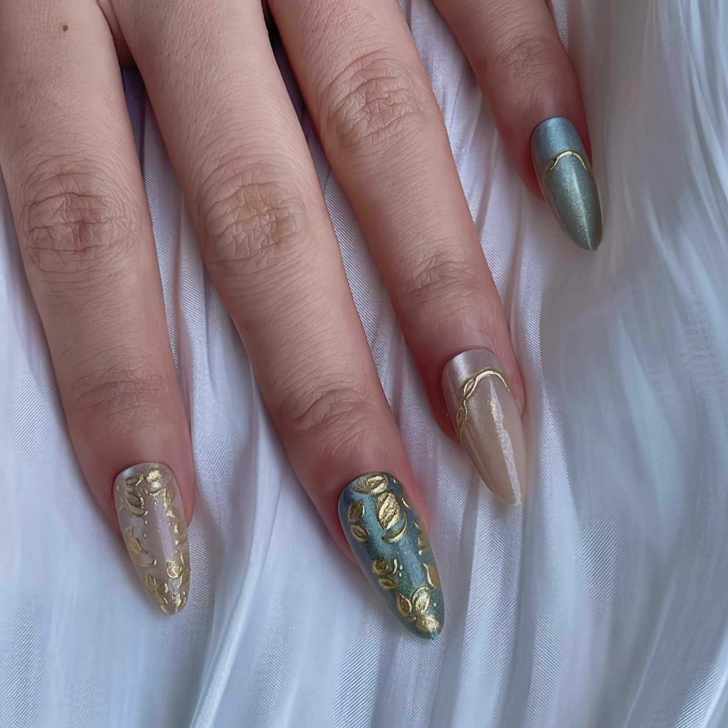 Künstlerisches Stiletto Press-On Nagelset mit eleganten goldenen Akzenten Brehn