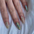 Künstlerisches Stiletto Press-On Nagelset mit eleganten goldenen Akzenten Brehn