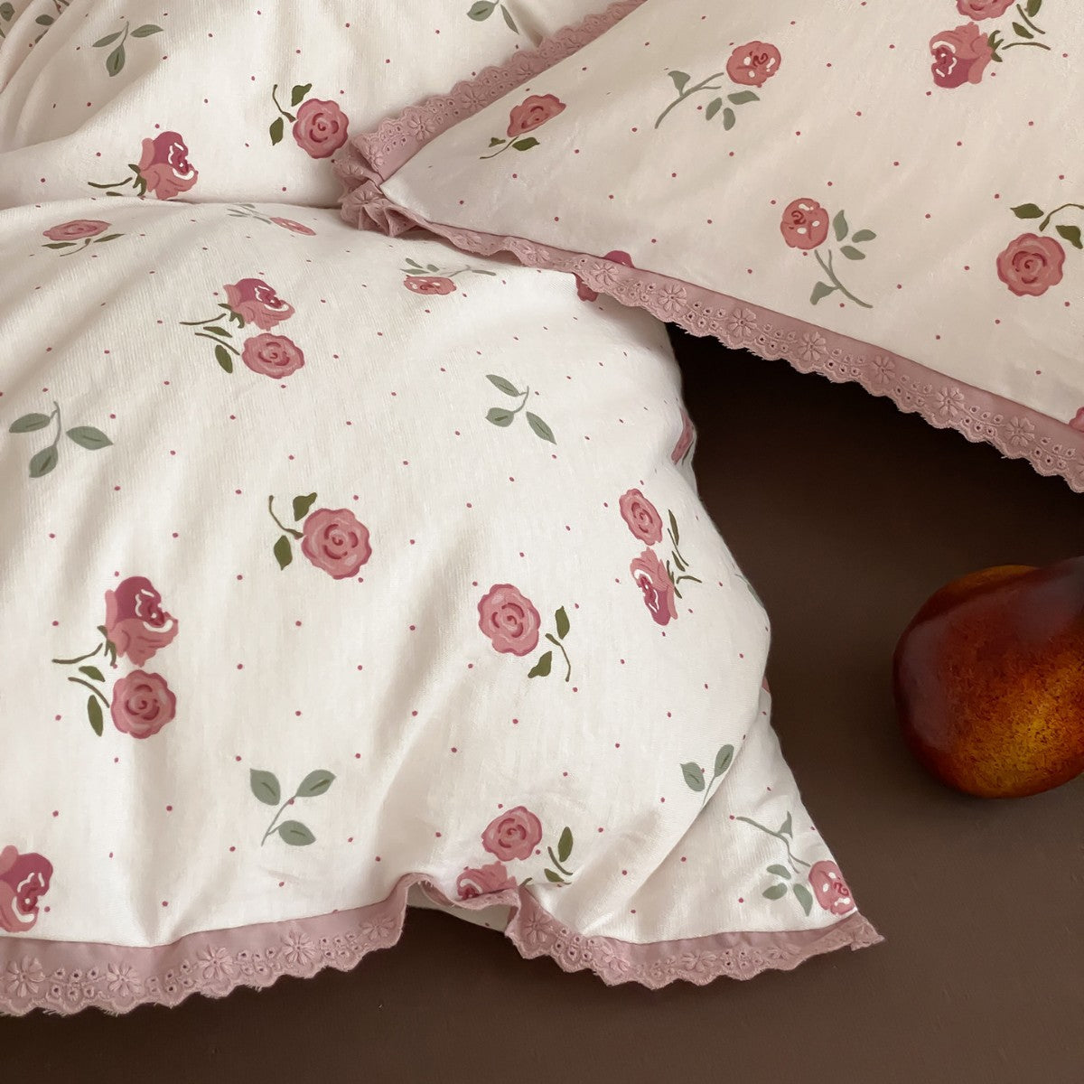 Fein gewebte Baumwoll-Perkal-Bettwäschegarnitur mit zartem Blumenprint und gehäkelter Spitzenkante