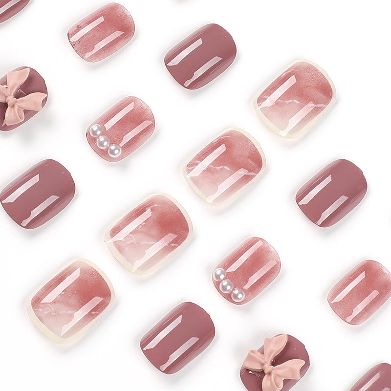 Kunstvolle Nagelkunst mit luxuriösen 3D-Schleifen und eleganten Akzenten Brehn