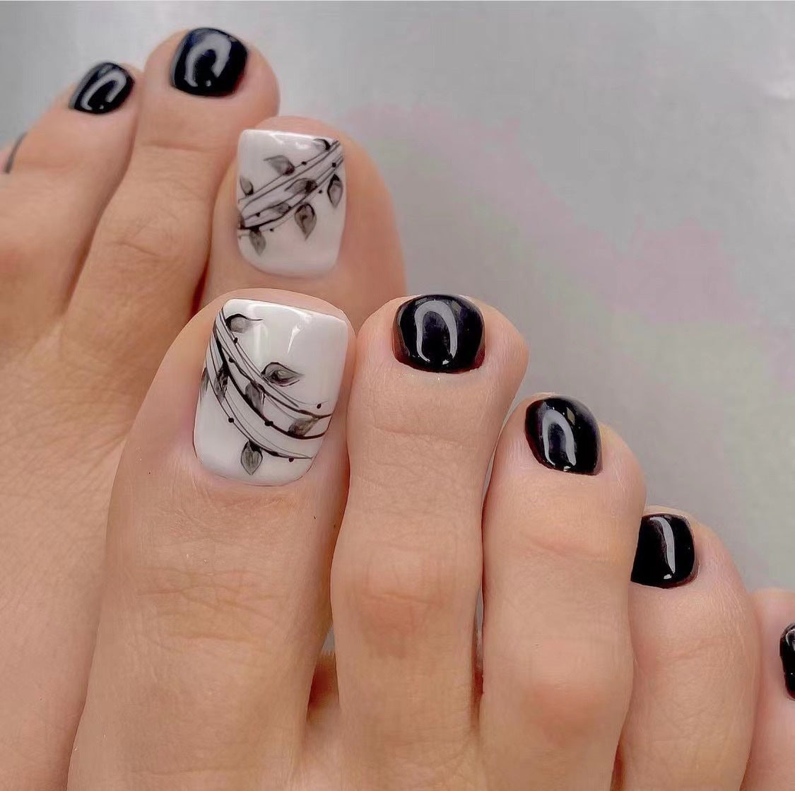 Kunstvolle Fußnagelgestaltung mit Göttlichem Schmetterlingsdesign Brehn