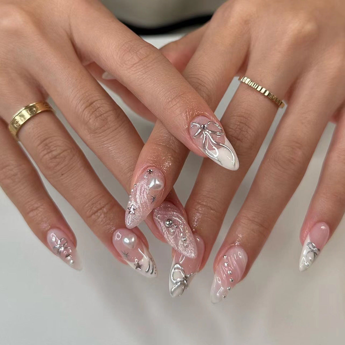 Kunstvolle Stiletto-Nägel mit elegante Verzierung Brehn