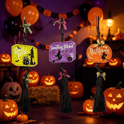 Hängender Halloween-Dekobesenanhänger mit gewundenem Stiel und 'Hocus Pocus' Schild