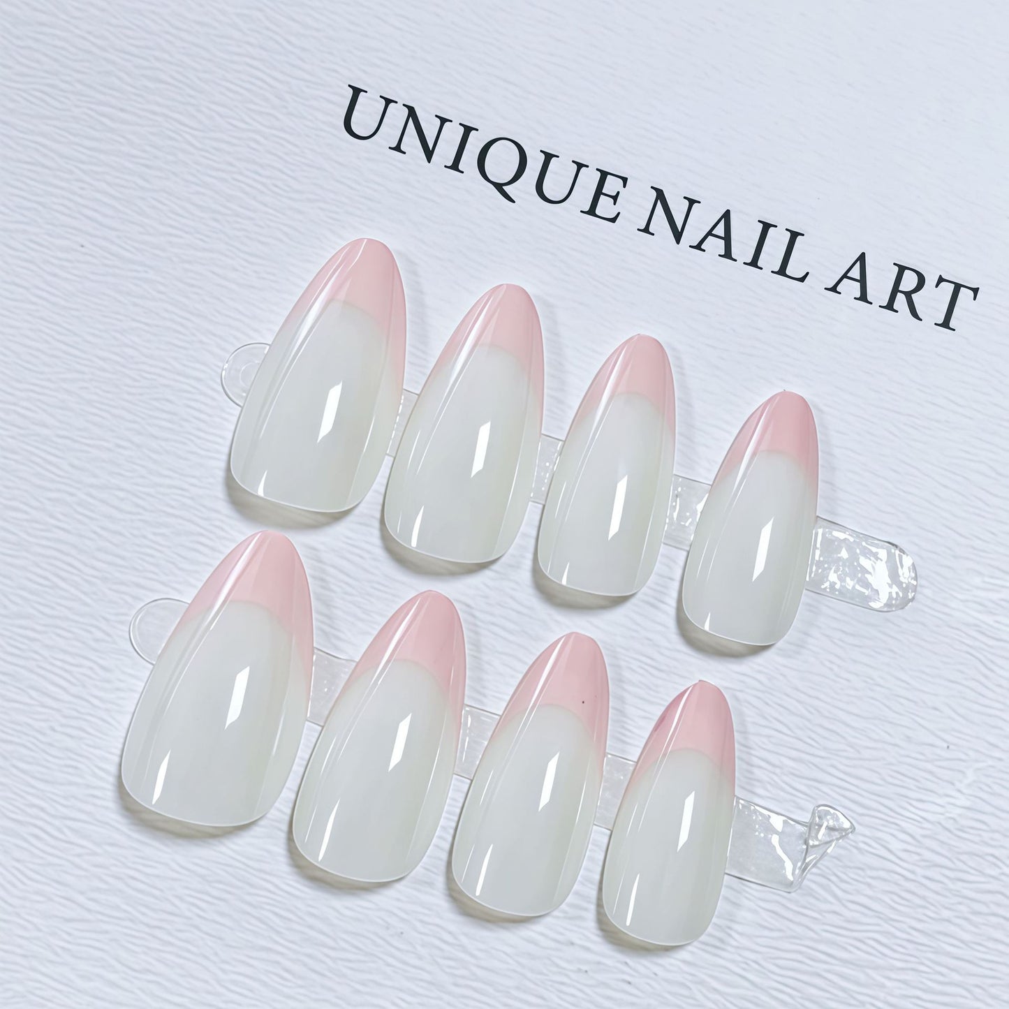 Stilvolle mandelförmige Press-On Nagelset mit schicken pinken Spitzen Brehn