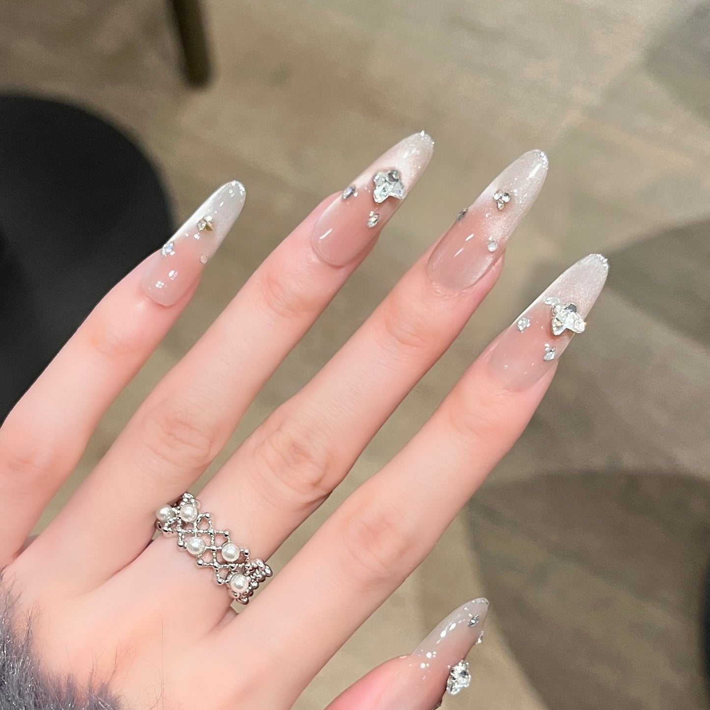 Elegante Press-On Nagelverlängerungen mit Kristallakzenten Brehn
