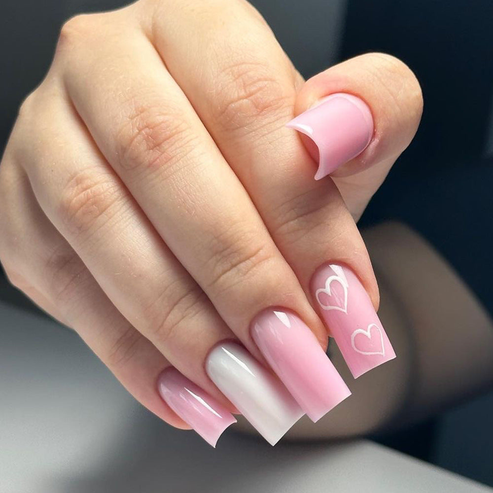 Kunstvolle Nagelverlängerungen mit Herzmotiven Brehn