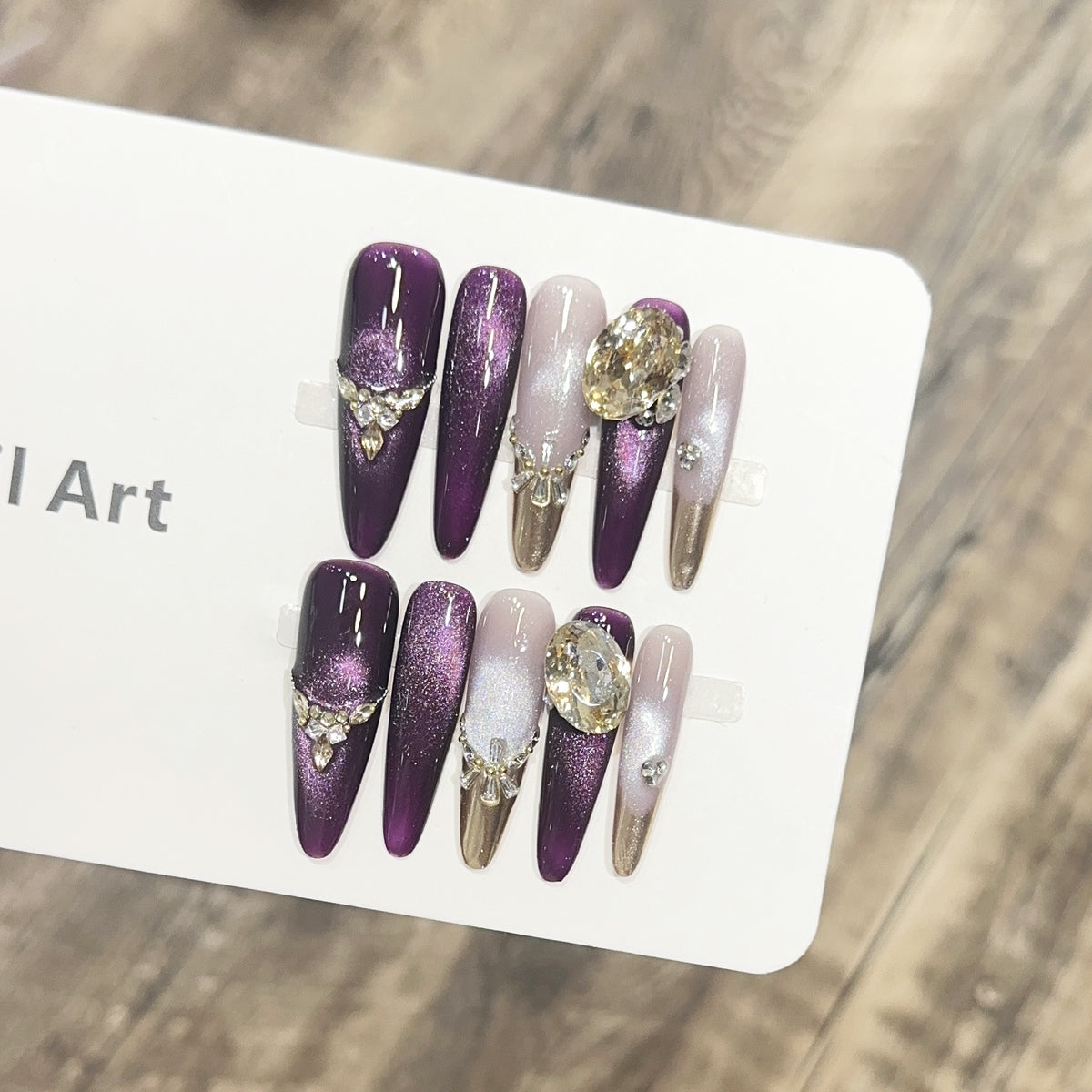 Elegante Stiletto Press-On Nagelset mit dekorativen Juwel-Akzenten Brehn