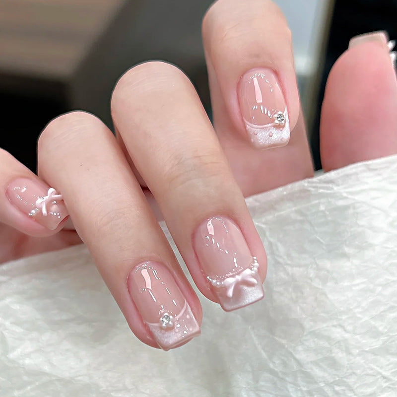 Elegante französische Spitze Aufkleber-Nagelkunst mit Schleifenakzenten Brehn