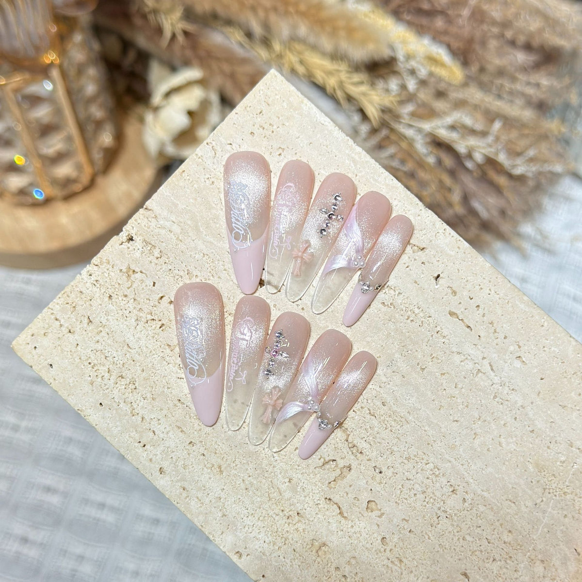 Elegantes Stiletto Press-On Nagelset mit komplexen Designs Brehn
