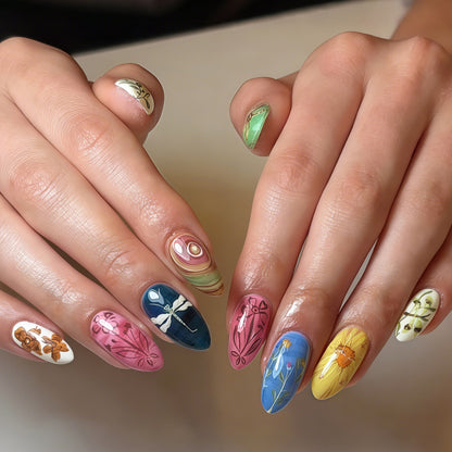 Kunstnagelset mit kreativen Handgemalten Designs und eleganten Details Brehn