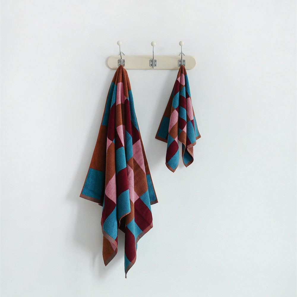Weiches Frottee-Hand- und Badetuch-Set aus Baumwolle mit geometrischem Karo-Muster