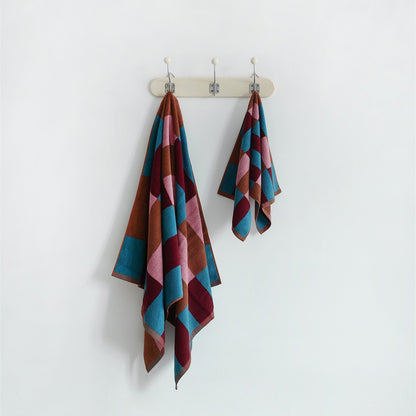Weiches Frottee-Hand- und Badetuch-Set aus Baumwolle mit geometrischem Karo-Muster