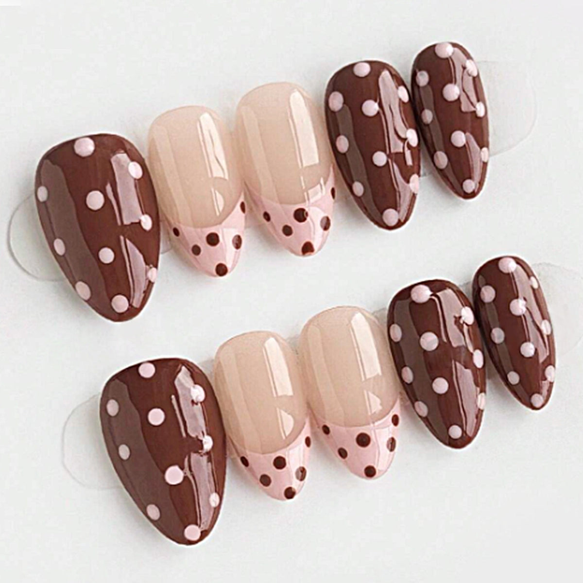 Kunstnagelset mit eleganten Zickzack- und Punkten Brehn