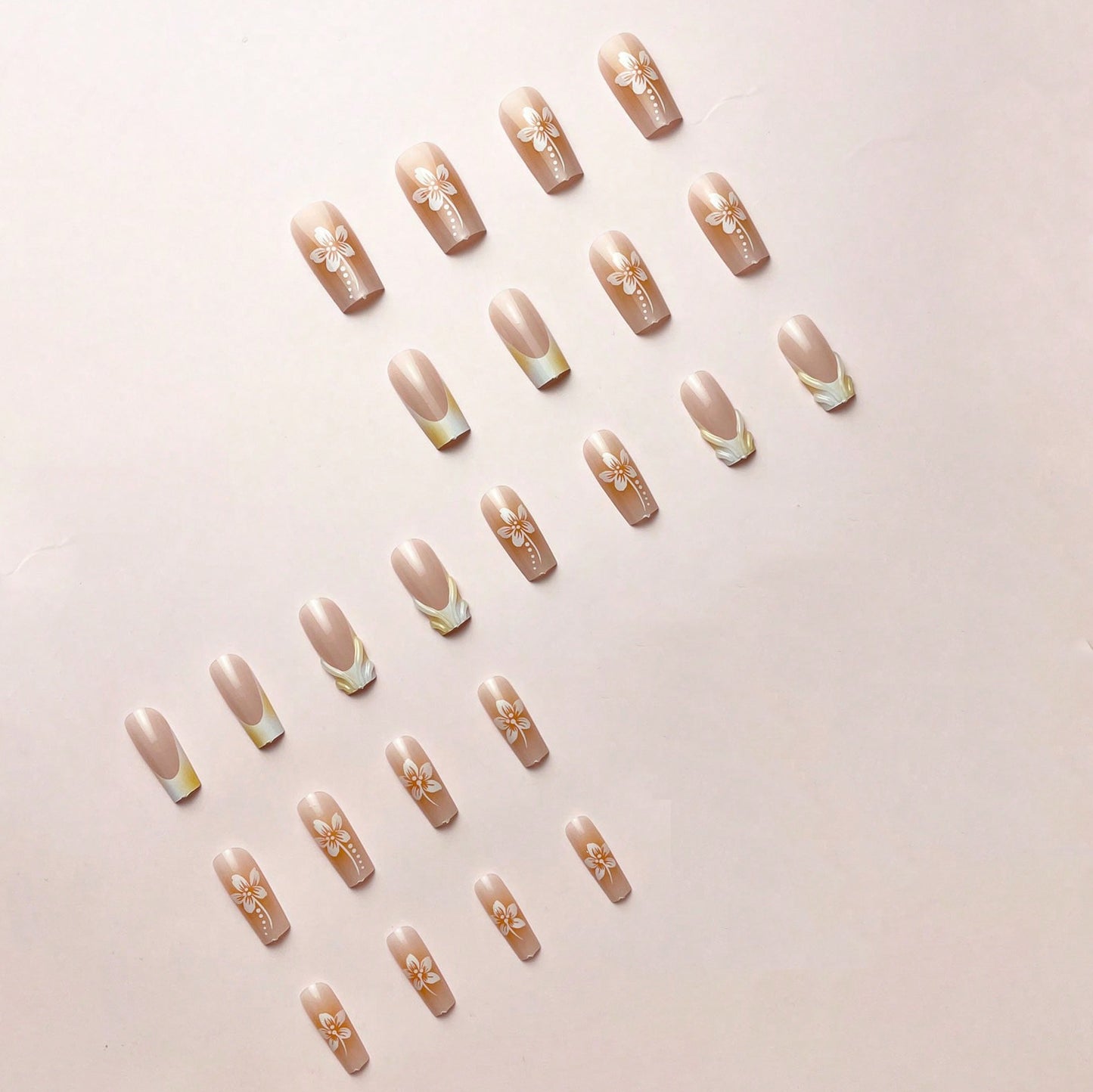 Kunstnagelset mit eleganten floralen Designs und Hochglanz-Finish Brehn