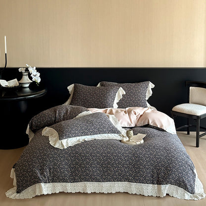 Bettwäschegarnitur im Landhausstil mit Blumenjacquard, Spitzenvolant und Wendefunktion