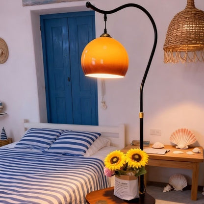 Moderne Stehlampe mit integriertem Beistelltisch