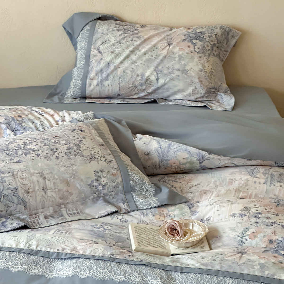 Botanischer Druck Sateen Bettwäsche Set mit zarter Spitzenbordüre und Euro Kissenbezügen