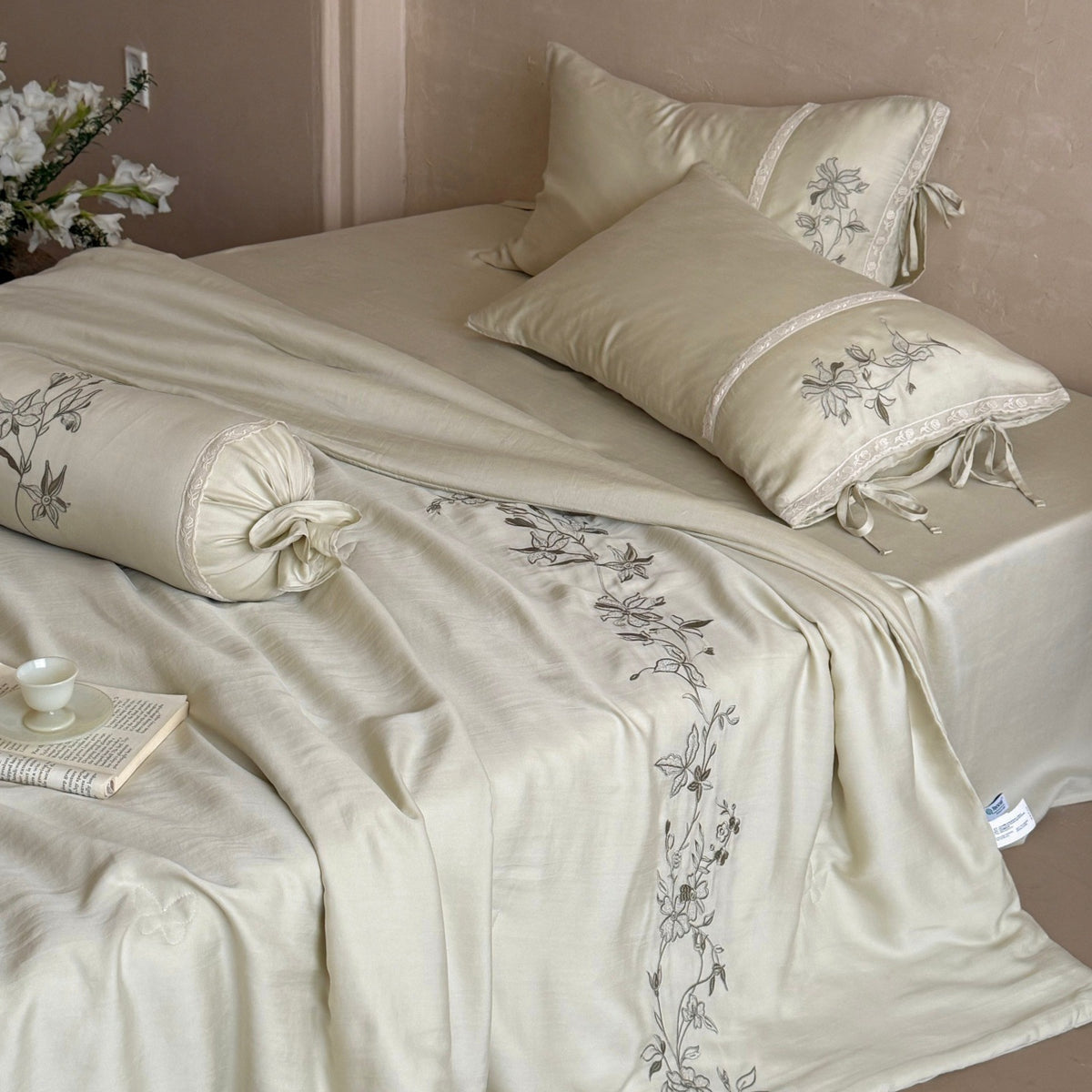 Elegante Bettwäsche-Garnitur aus Baumwollsatin mit floraler Stickbordüre und Dekor-Rollen Kissen Brehn