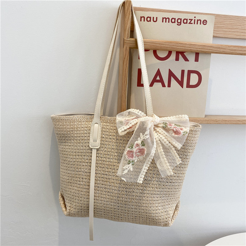 Elegante gewebte Strohtasche mit dekorativem Bogen