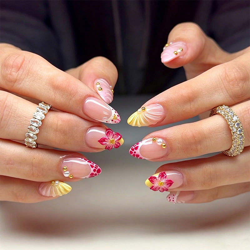 Kunstnagelset mit feinen Blumendetails Brehn