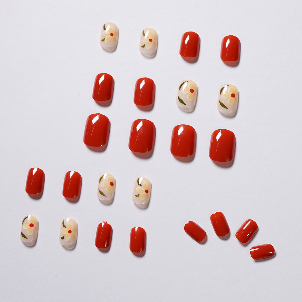 Kunstvolle Nagelkunst mit Blumenmotiven Brehn