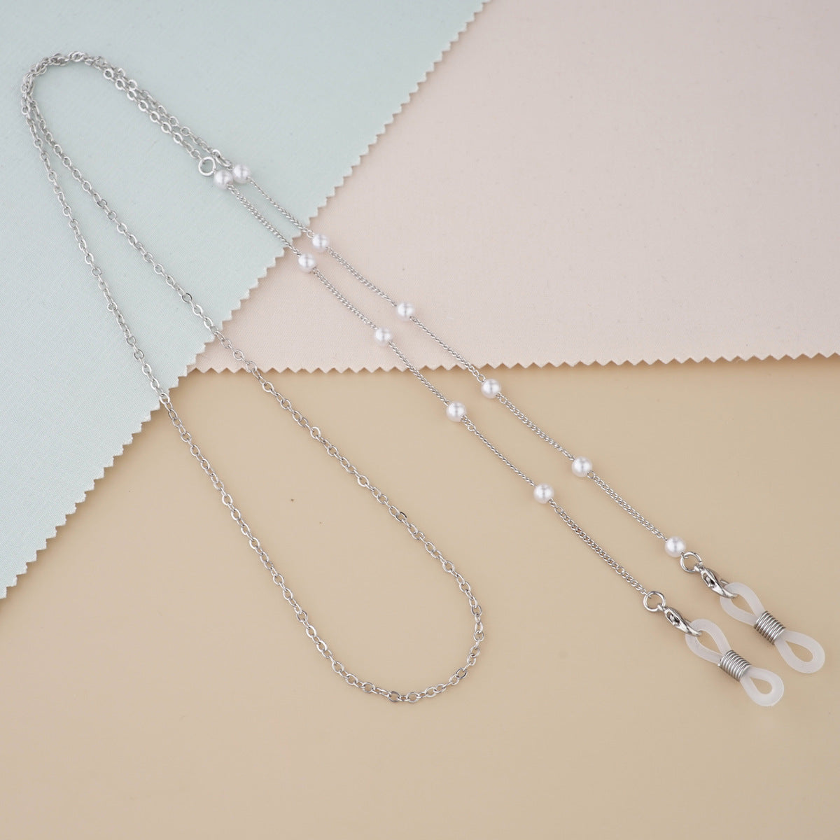 Elegante mit Perlen akzentuierte Brillenkette Brehn