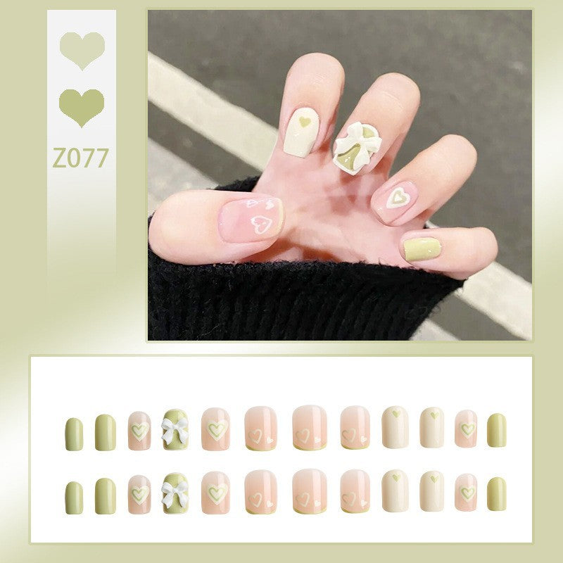 Kunstnagelset mit eleganten Glitzerverzierungen und schimmernden Akzenten Brehn