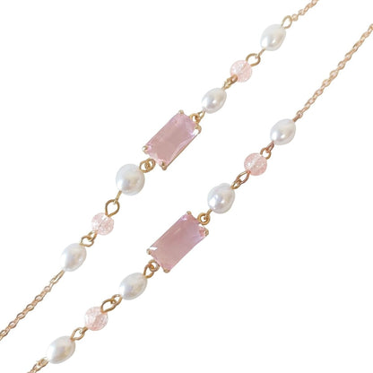 Elegante Schmuckkette mit Perlen und Pinken Akzenten Brehn