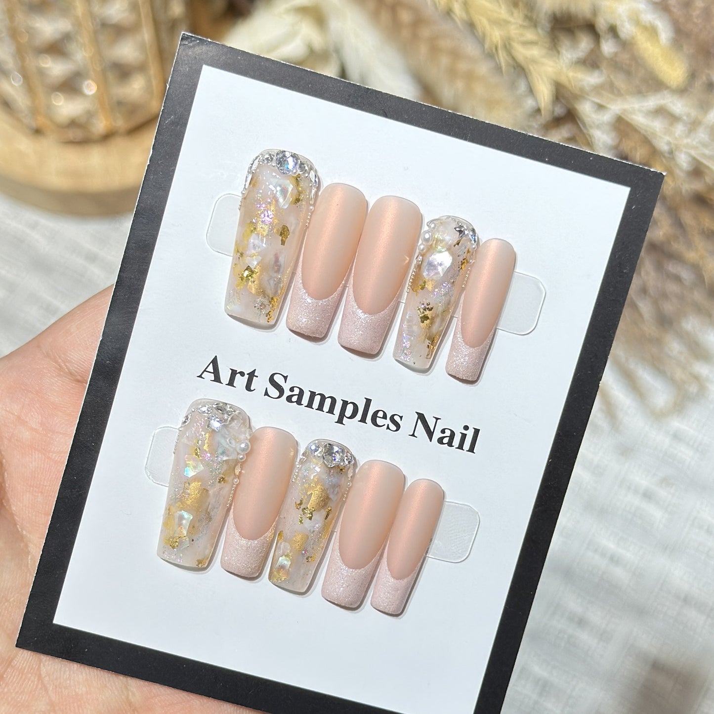 Luxuriöses dekoratives Press-On-Nagelset mit künstlerischen Elementen Brehn