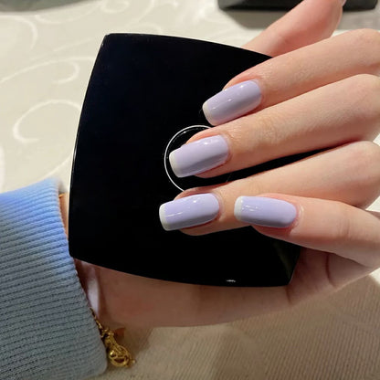 Kunstvolle Nageldesigns mit elegantem Farbverlauf und Glitzer Brehn
