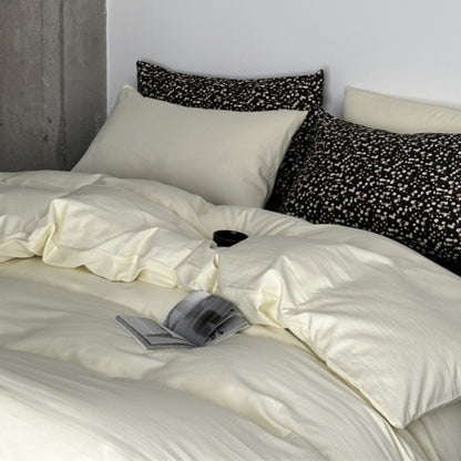 Modernes Satin-Bettwäsche-Set mit Steppdecke-Optik und gemusterten Kissenhüllen