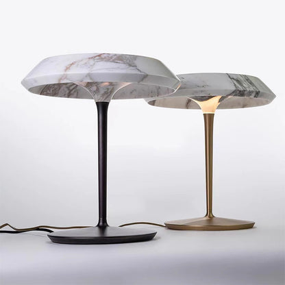 Elegante Moderne Tischlampe mit Marmorbasis und goldener Akzent