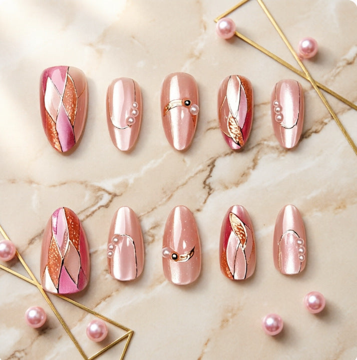 Kunstnägel mit Eleganten Perl- und Goldakzenten Brehn