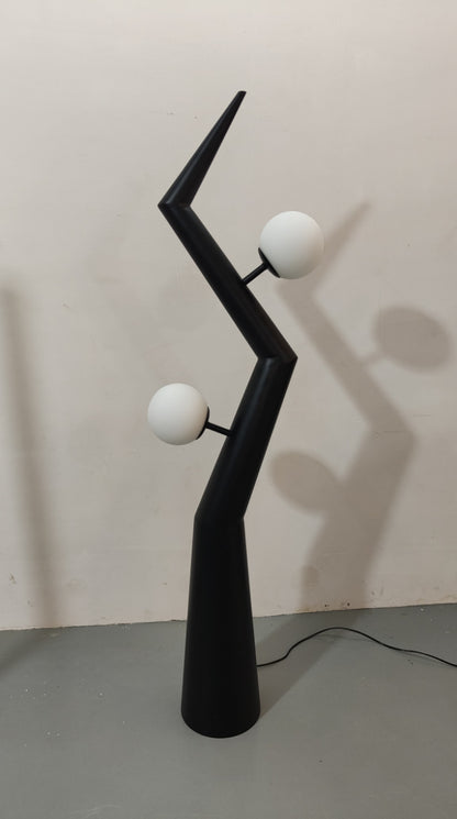 Künstlerische Stehlampe