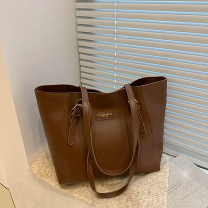 Elegante Kunstleder Tote Bag mit Schal-Detail