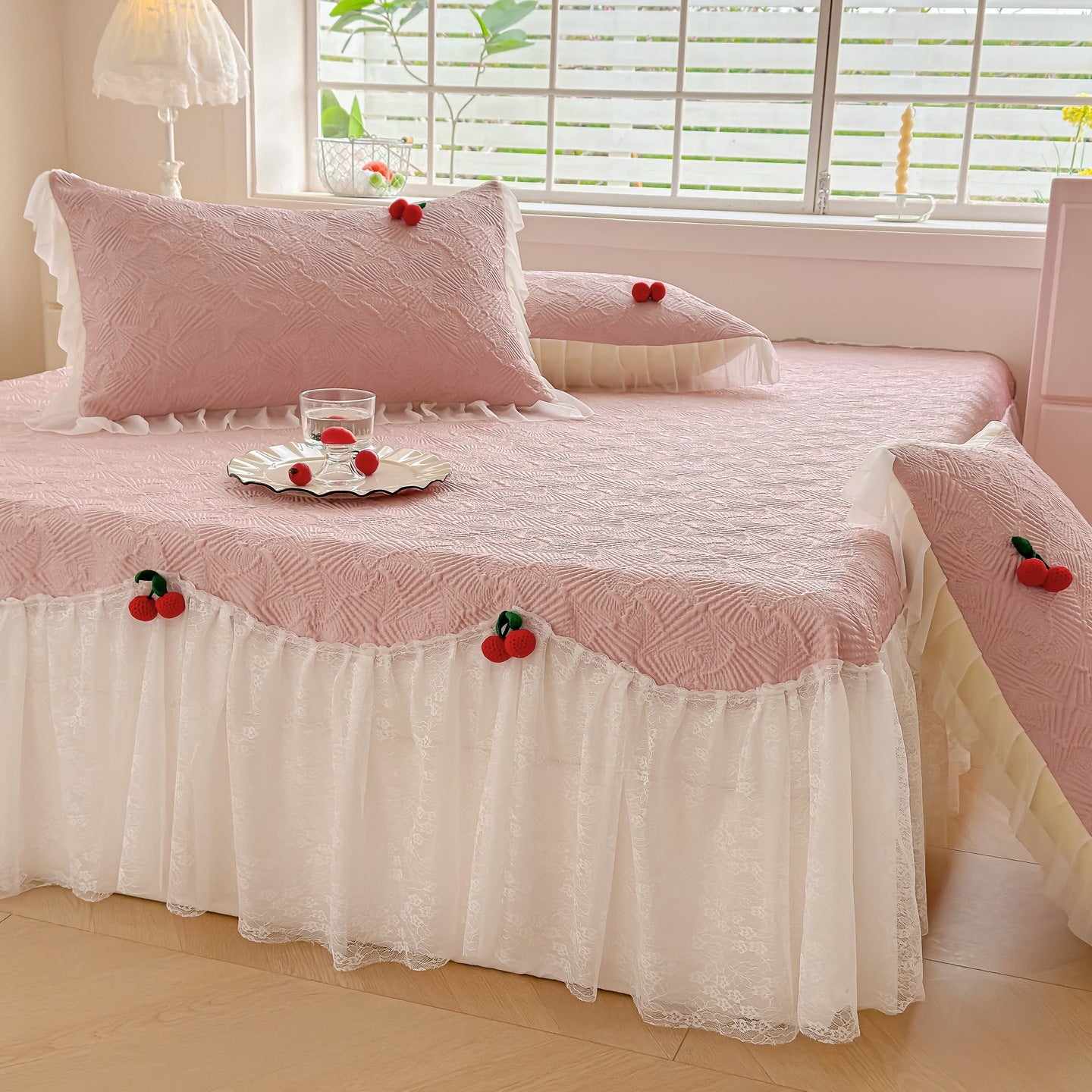 Damen Tagesdecke mit verspieltem Rüschendesign und eleganter Textur Brehn