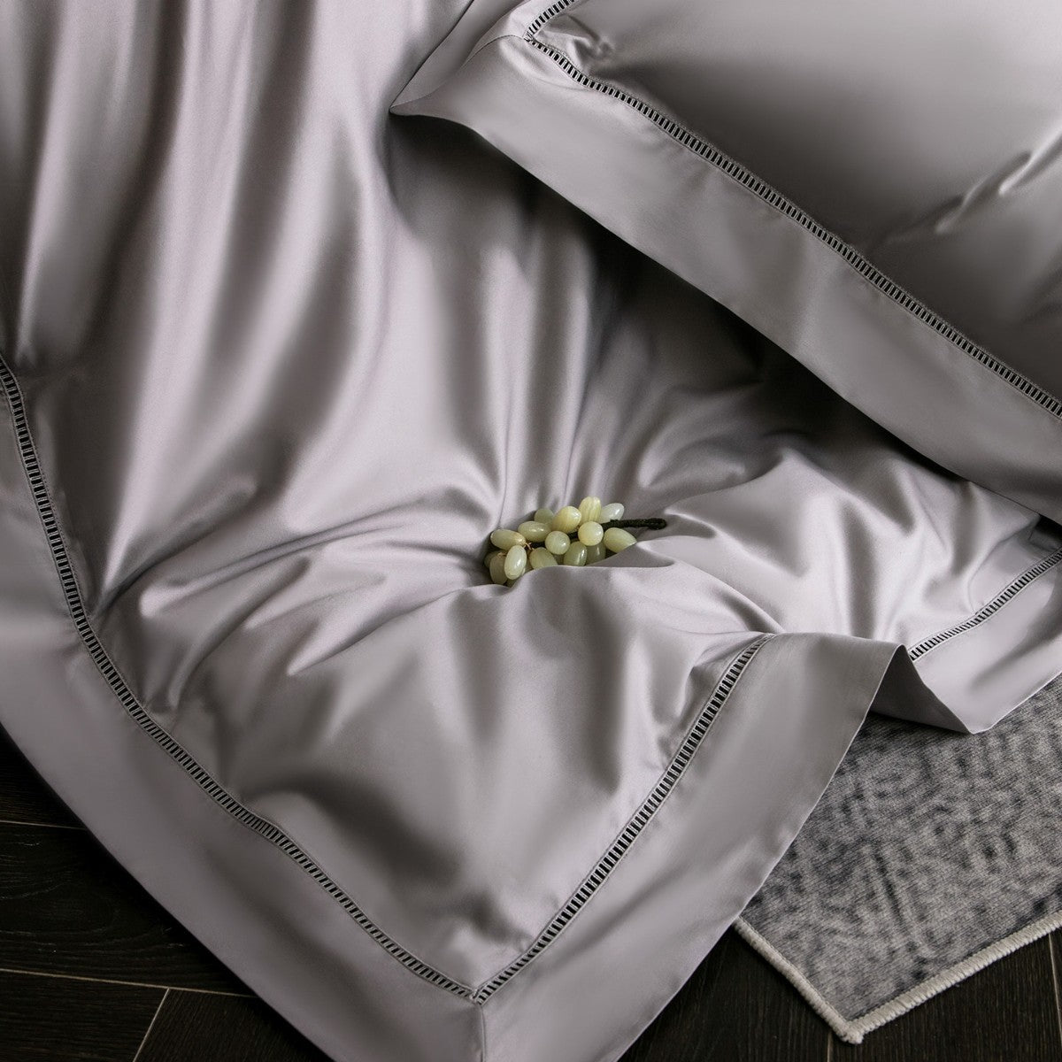 Luxuriöses seidiges Satin Bettdeckenbezug-Set mit Leiterstich-Saum und dekorativer Rüsche