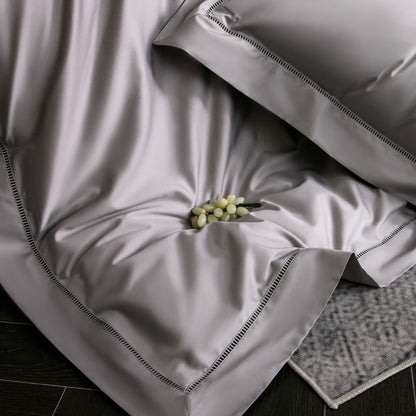 Luxuriöses seidiges Satin Bettdeckenbezug-Set mit Leiterstich-Saum und dekorativer Rüsche