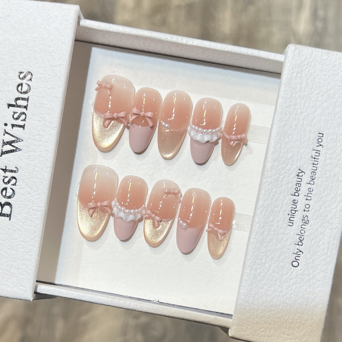 Elegantes Press-On Nagel Kunst Set mit Perlen- und Schleifenakzenten Brehn