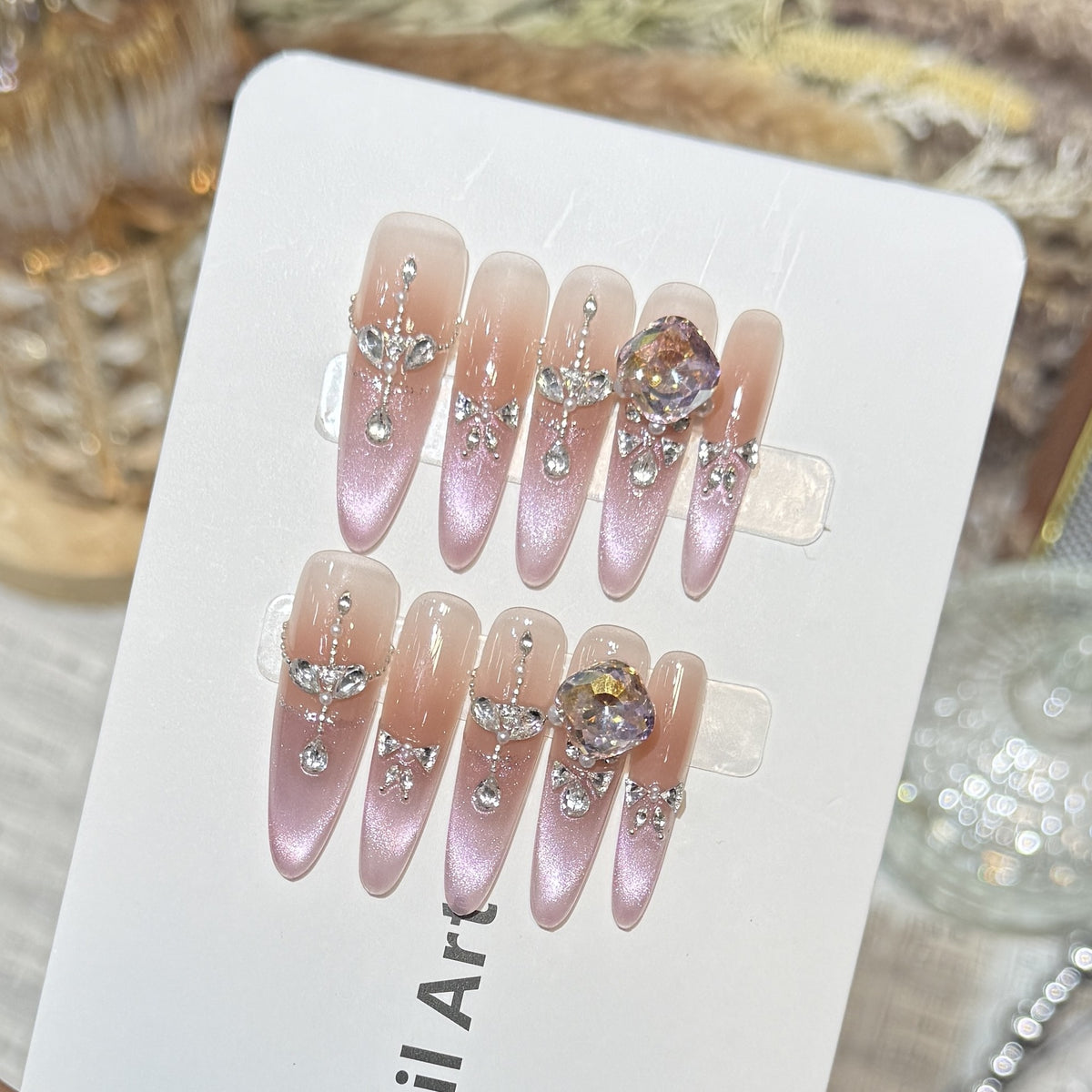 Dekorative, mit Strass veredelte Stiletto Press-On Nägel Brehn