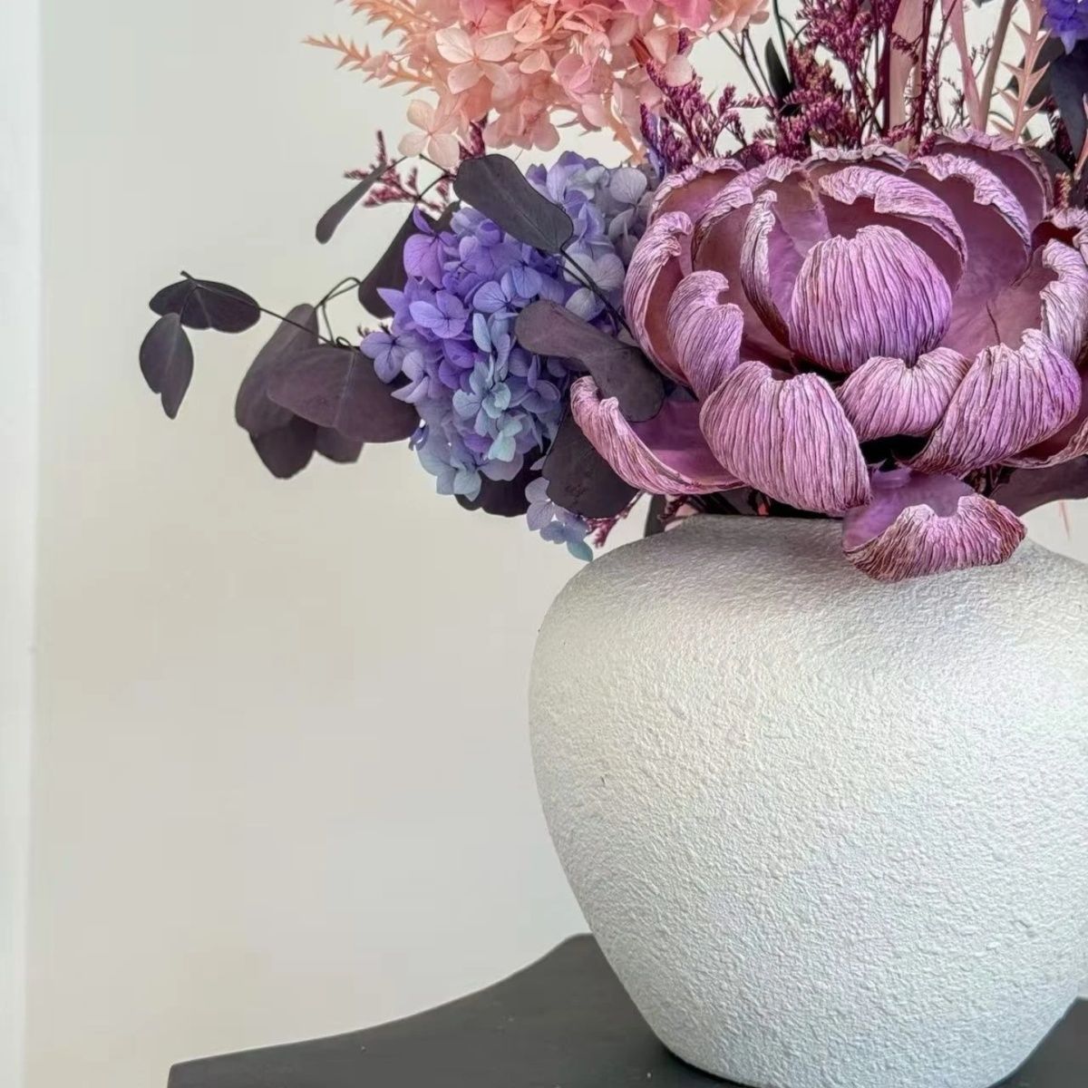 Trockenblumenstrauß mit eleganten strukturierten Akzenten